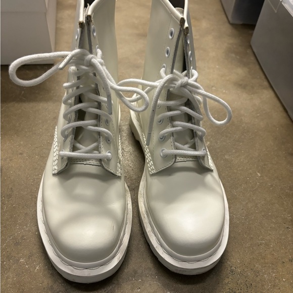 Dr. Martens Mono lace up boots in all white - Picture 4 of 5